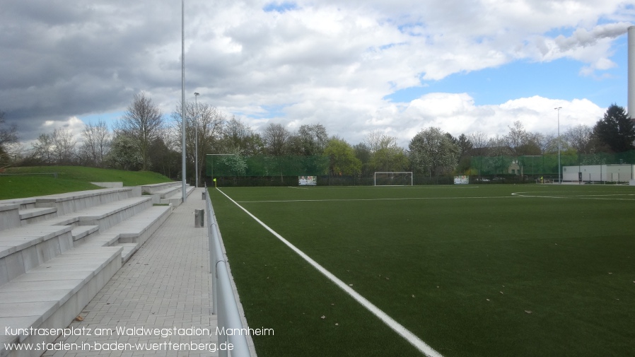 Mannheim, Kunstrasenplatz am Waldwegstadion