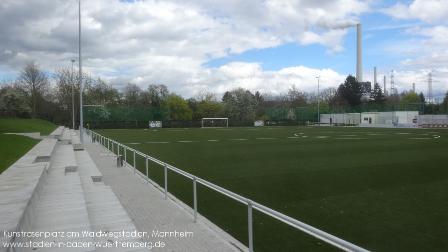 Mannheim, Kunstrasenplatz am Waldwegstadion