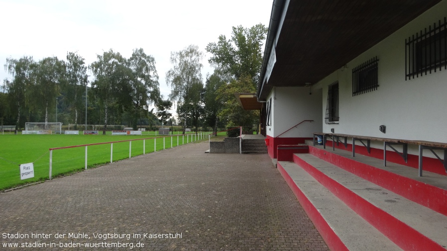 Vogtsburg im Kaiserstuhl, Stadion hinter der Mühle