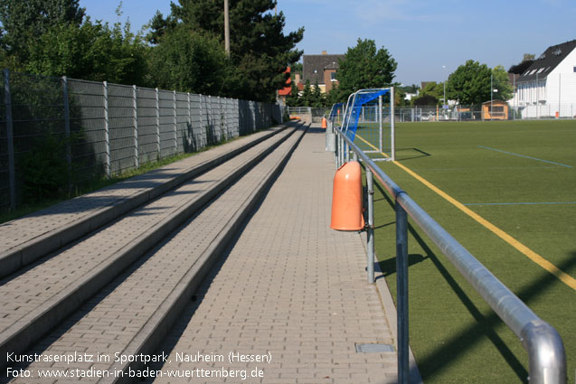 Kunstrasenplatz im Sportpark Nauheim (Hessen)