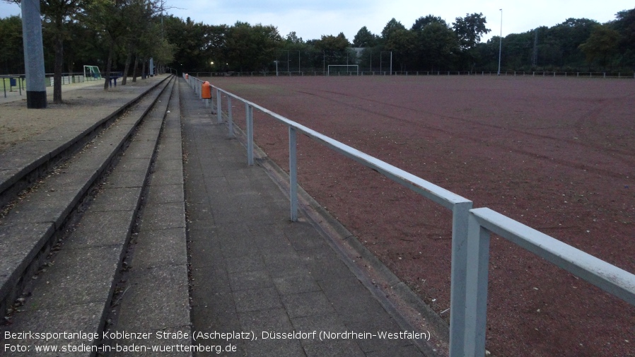 Düsseldorf, Bezirkssportanlage Koblenzer Straße, Ascheplatz (Nordrhein-Westfalen)