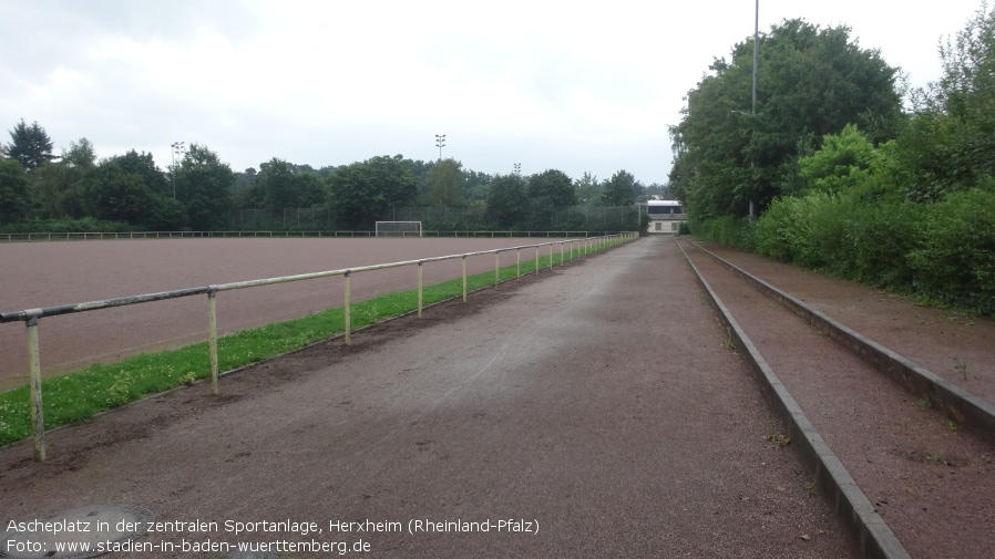 Ascheplatz in der zentralen Sportanlage, Herxheim (Rheinland-Pfalz)