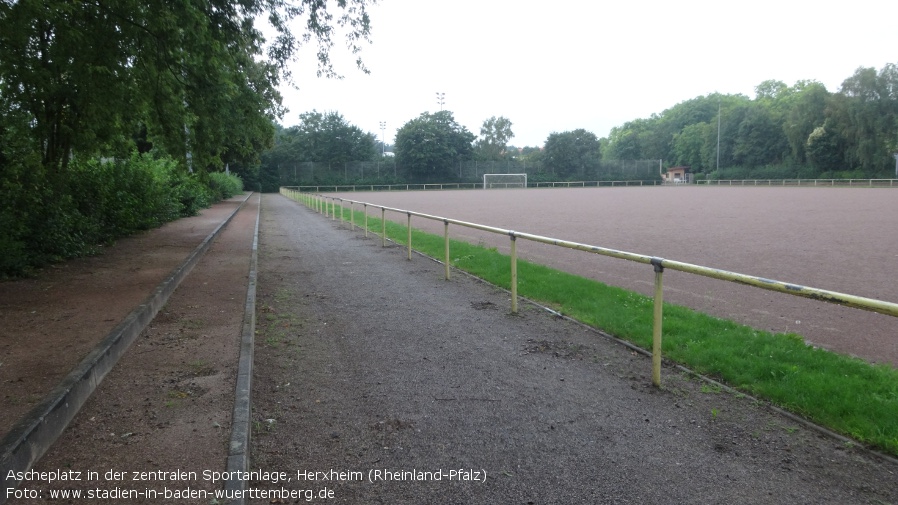 Ascheplatz in der zentralen Sportanlage, Herxheim (Rheinland-Pfalz)