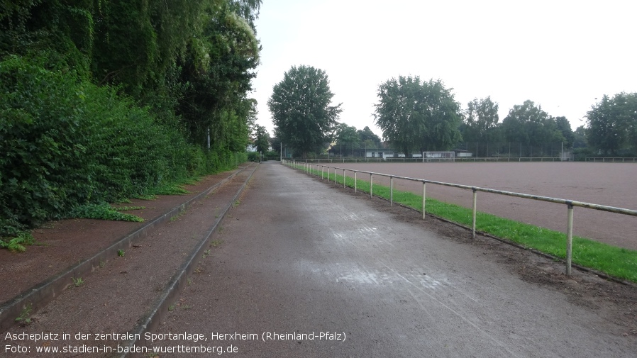 Ascheplatz in der zentralen Sportanlage, Herxheim (Rheinland-Pfalz)