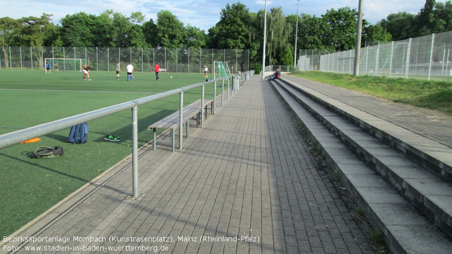 Bezirkssportanlage Mombach (Kunstrasenplatz), Mainz