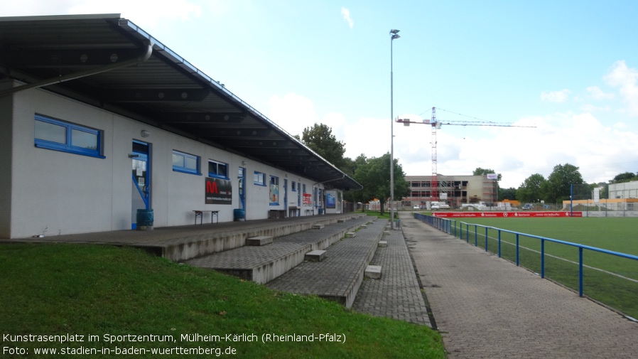 Kunstrasenplatz im Sportzentrum, Mühlheim-Kärlich (Rheinland-Pfalz)