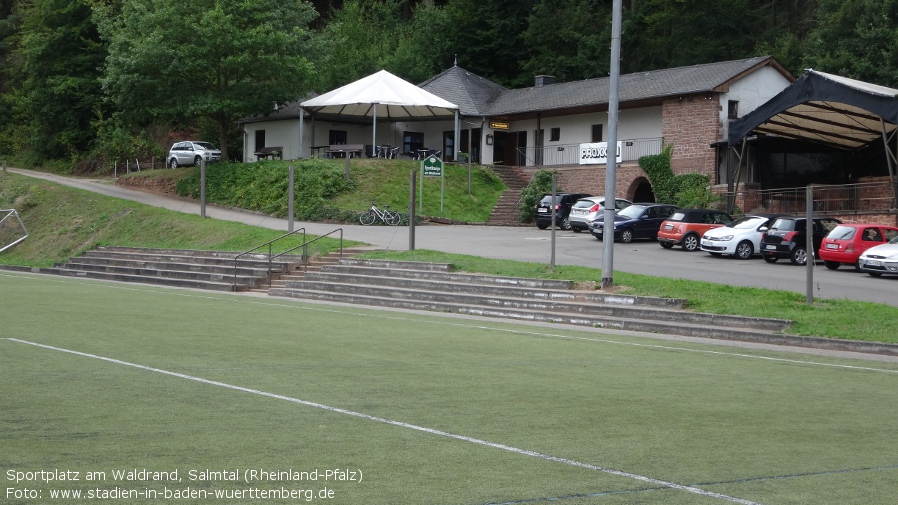 Sportplatz am Waldrand, Salmtal (Rheinland-Pfalz)