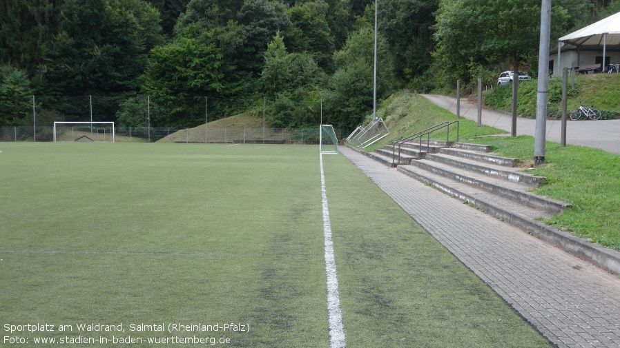 Sportplatz am Waldrand, Salmtal (Rheinland-Pfalz)