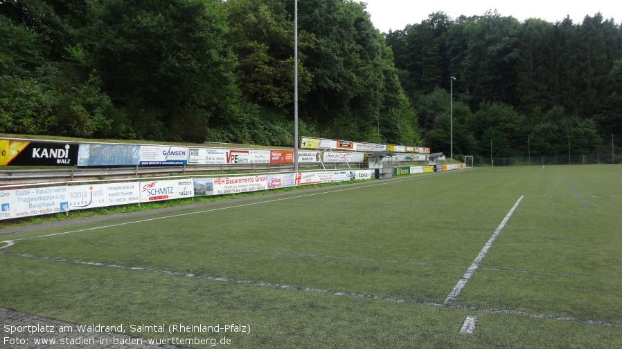 Sportplatz am Waldrand, Salmtal (Rheinland-Pfalz)